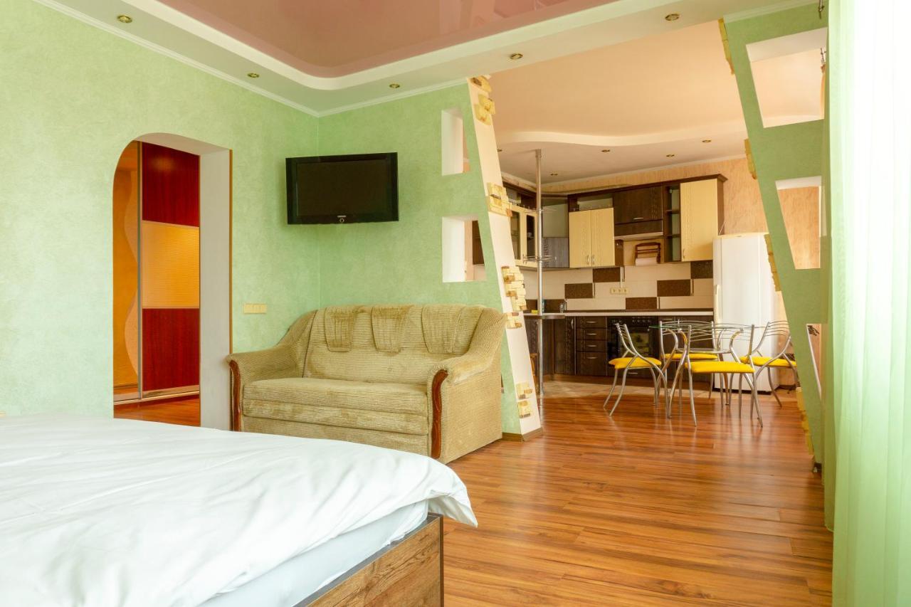 Big Studio Apartment Near River Mall Kyiv Exterior photo